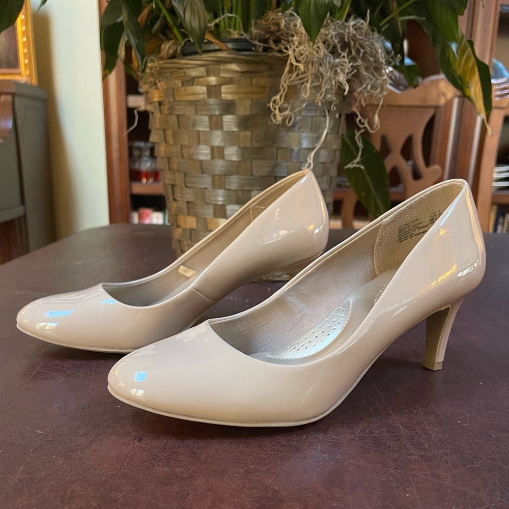 Beige dexflex comfort Pumps - size 8